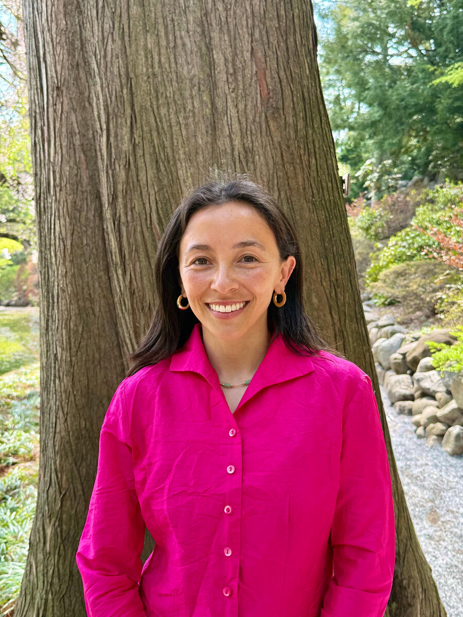 Liz Treacy Headshot doula in front of a tree